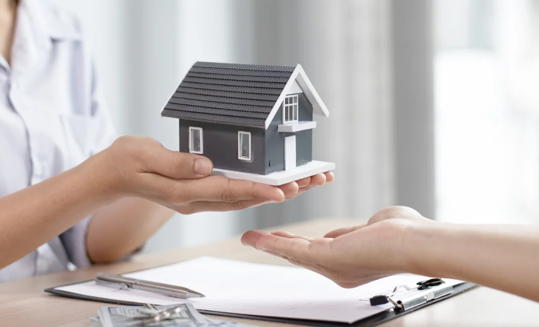 Kanadische Familie lächelt zu Hause